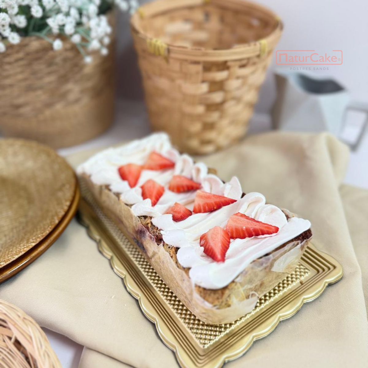 Panqué de fresas con crema