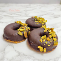 Dona de chocolate con pistache.