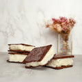 Sandwich helado de vainilla con galleta de chocolate